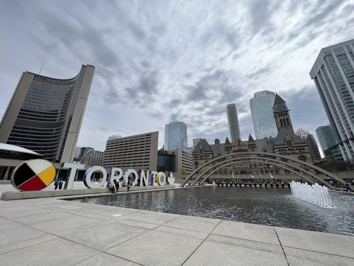 how to be a traveler in toronto (12 things to&nbsp;do)